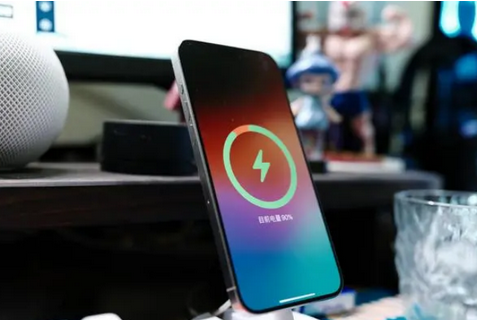 恒山苹果15换屏服务分享用什么充电器给iPhone15充电更好 